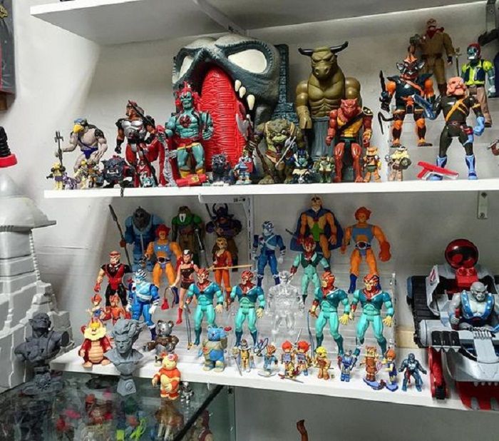 ruangan kolektor action figure